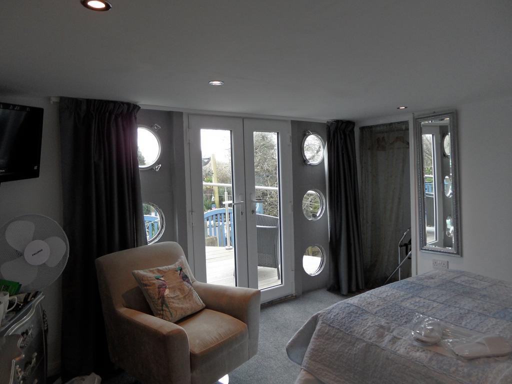Houseboat Harbourside View Bed and Breakfast Newport  Exteriör bild